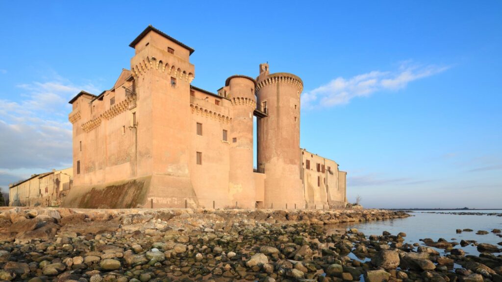Il Castello di Santa Severa si affaccia sul mare del Lazio.